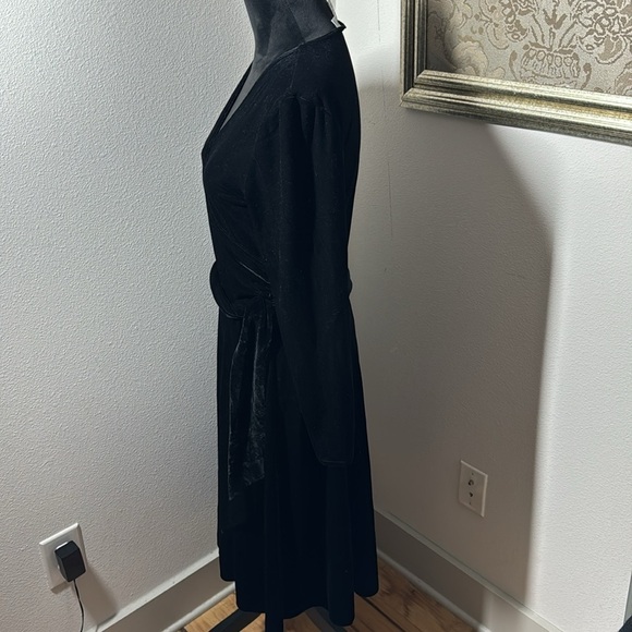 Talbots Sz 10 black velvet mock wrap around V cleavage mid length dress - Picture 3 of 8